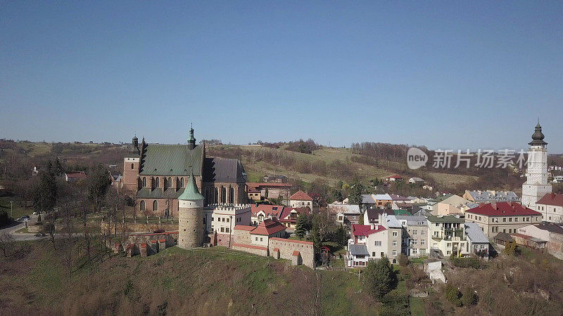 比茨，波兰- 2019年4月4日:波兰古城比茨全景。由四旋翼机或无人机拍摄的鸟的飞行航拍照片。中世纪喀尔巴阡山脉建筑的旅游胜地